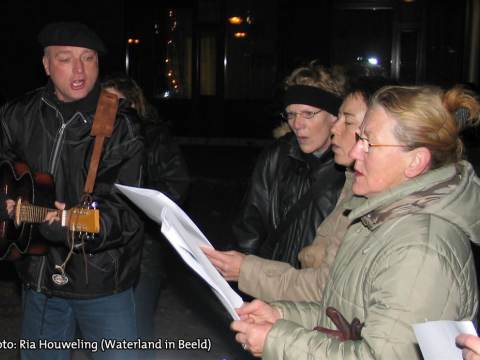 Op Kerstochtend samen kerstliederen zingen in de straten van Monnickendam