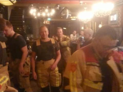 Brandweer legt zandzakken in haven Monnickendam