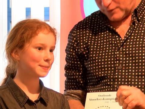 Julia Koch wint Waterlandse voorronde Nationale Voorleeswedstrijd