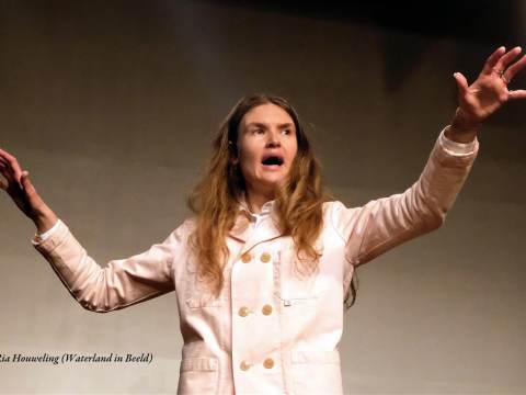 Indrukwekkende theatervoorstelling 'Maak van je shit een hit' in De Bolder
