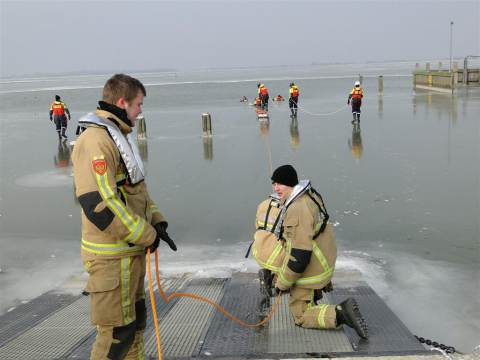 KNRM en Brandweer Marken oefenen ijsredding