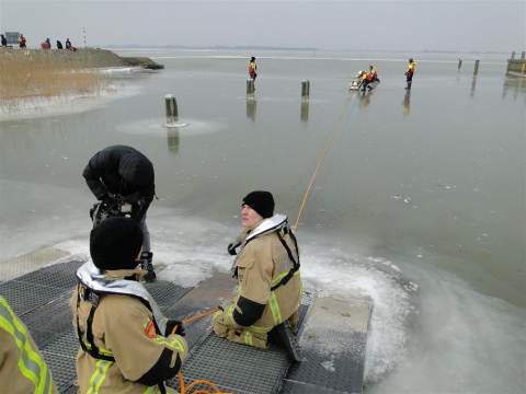 KNRM en Brandweer Marken oefenen ijsredding