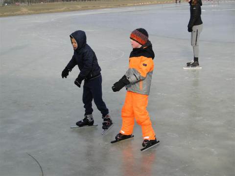 Schaatsplezier op de ijsbaan van IJsclub Marken