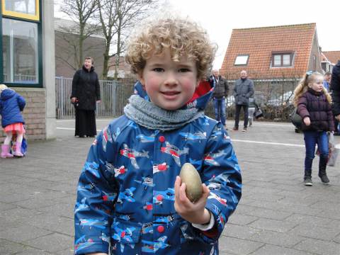 Marker kinderen op zoek naar gouden eieren