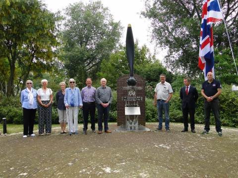 Nabestaanden Engelse Stirling brengen bezoek aan gedenkmonument op Marken