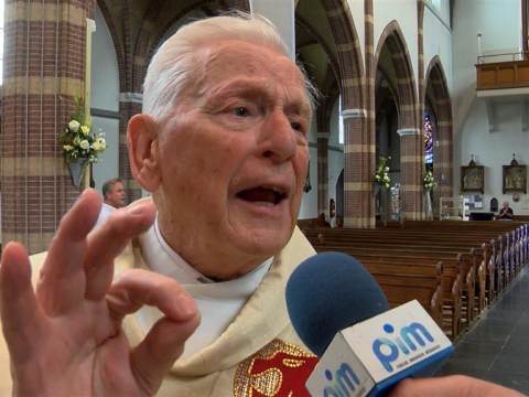 Pastoor Hoedemaker viert onder grote belangstelling 60-jarig priesterschap