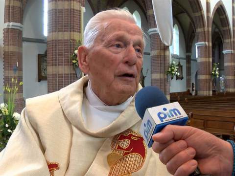 Pastoor Hoedemaker viert onder grote belangstelling 60-jarig priesterschap