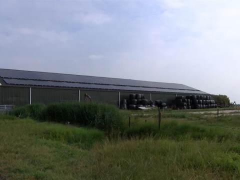 Particulieren leggen zonnepanelen op daken van boerderijen