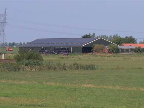 Particulieren leggen zonnepanelen op daken van boerderijen
