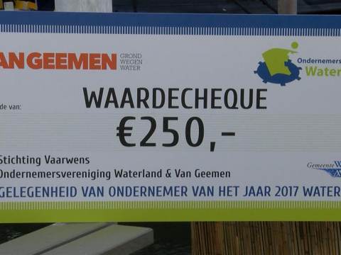 Overhandiging cheque Waterlandse Ondernemer 2017 aan Stichting Vaarwens