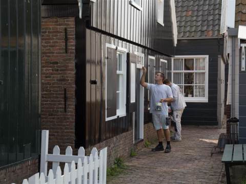 Wooncompagnie voorziet huizen op oud-Marken van verse verflaag