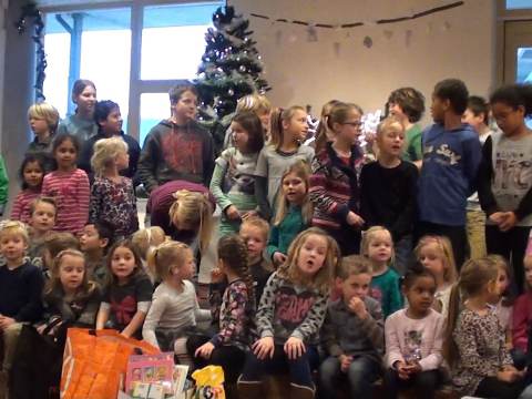 Gouwzeeschool helpt Bolder met Kerstpakkettenactie