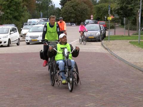 Groots onthaal voor Cor Martis na fietstocht van Maastricht naar Monnickendam