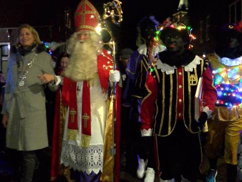 Sinterklaas vertrekt onder grote belangstelling weer naar Spanje