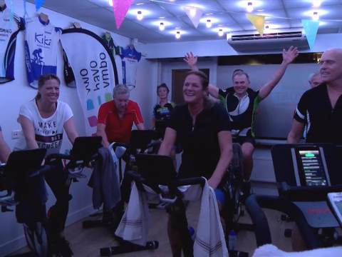 Vitaal Sport viert 20 jarig bestaan met spinningmarathon voor Voedselbank