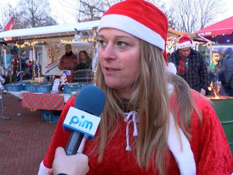 Winterse Kerstmarkt op het dorpsplein van Ilpendam