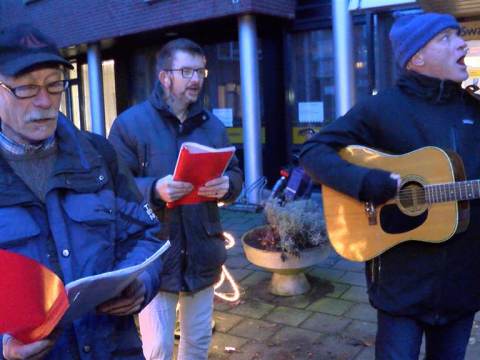Kerstliederen klinken weer in alle vroegte in de straten van Monnickendam