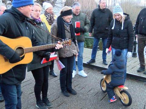 Kerstliederen klinken weer in alle vroegte in de straten van Monnickendam