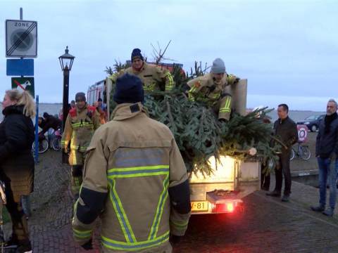 Kerstboomverbranding Marken wegens wind verplaatst