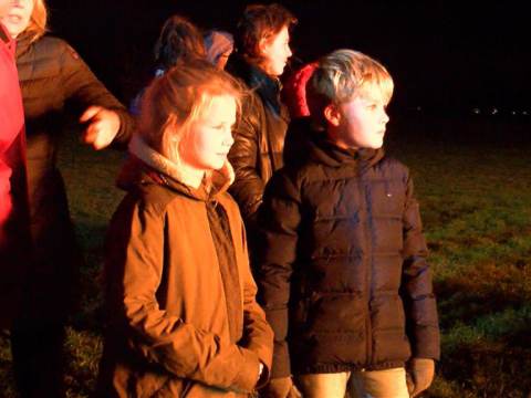 Veel kinderen bij Kerstboomverbranding in Broek in Waterland