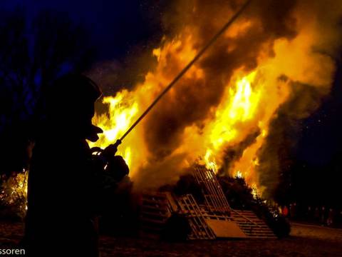 Brandweer Monnickendam zorgt weer voor veilige kerstboomverbranding