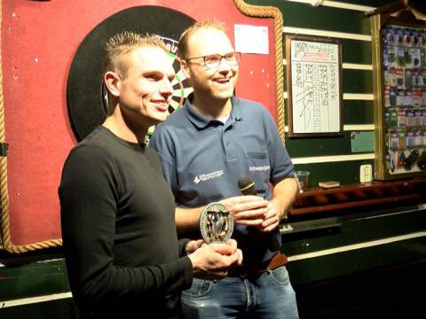Leroy Zondervan wint voor de derde keer op rij het Mereker Open darttoernooi