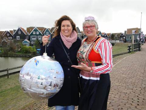 Grote Nederland kerstbal op Marken