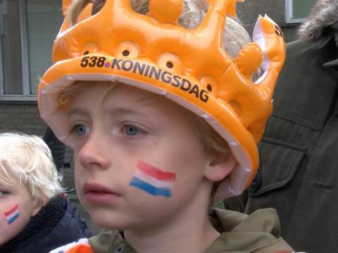 Zonnige en buiige Koningsdag in Monnickendam