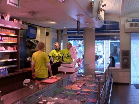 Dirk en Nicole Spronk sluiten de deuren van hun slagerij op het Zuideinde