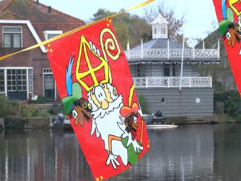 Sinterklaas in zijspan door Broek in Waterland