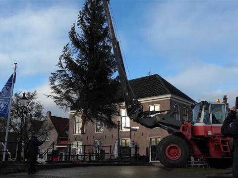 Rotary Monnickendam schenkt kerstboom aan KNRM Marken