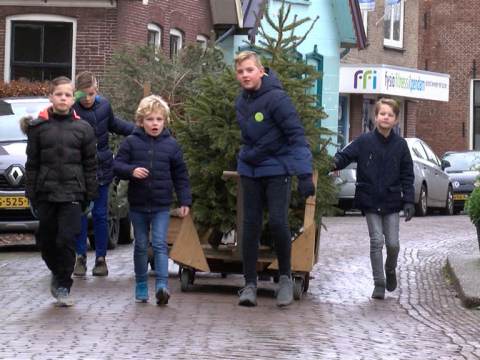 Kerstboomophalers van Ilpendam vegen de straten schoon