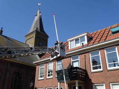 Kerkplein op Marken heeft nieuwe vlaggenmast