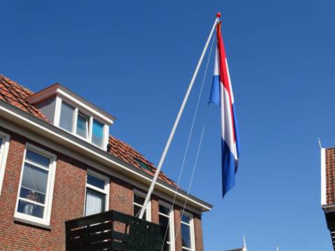 Kerkplein op Marken heeft nieuwe vlaggenmast