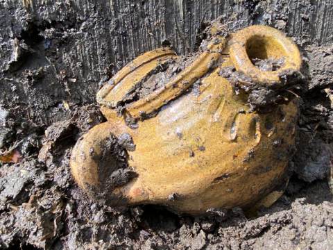 Archeologische Werkgroep Waterland druk met schoonmaken opgravingen Uitdam