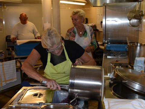 Bewoners Swaensborch getrakteerd op heerlijke vismaaltijd