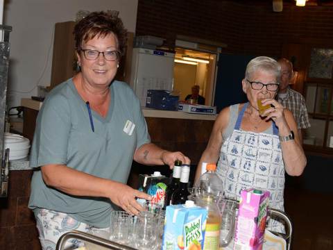 Bewoners Swaensborch getrakteerd op heerlijke vismaaltijd