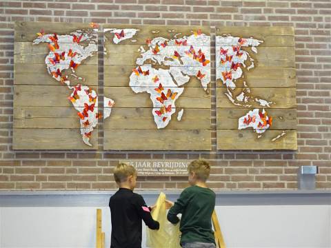 Kunstwerk ‘75 jaar bevrijding’ Rietlandenschool onthult in Het Trefpunt