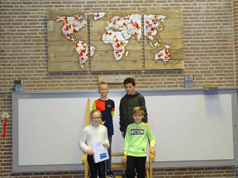 Kunstwerk ‘75 jaar bevrijding’ Rietlandenschool onthult in Het Trefpunt