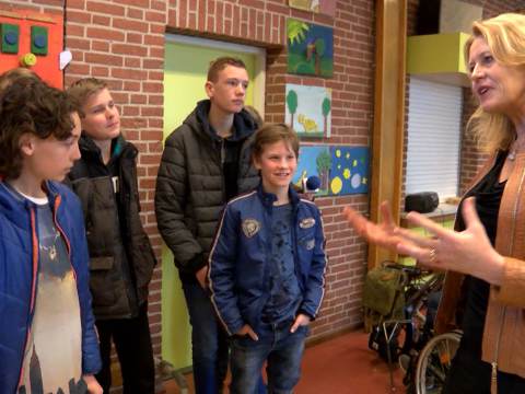 Leerlingen Bernard Nieuwentijt College bezoeken stemlokaal