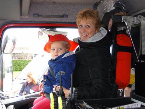 Peuters op Marken genieten van een ritje in een brandweerauto