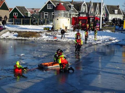 KNRM en Brandweer Marken oefenen procedure ijsredding