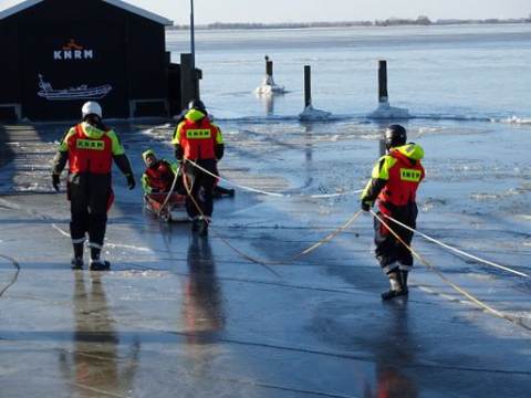 KNRM en Brandweer Marken oefenen procedure ijsredding
