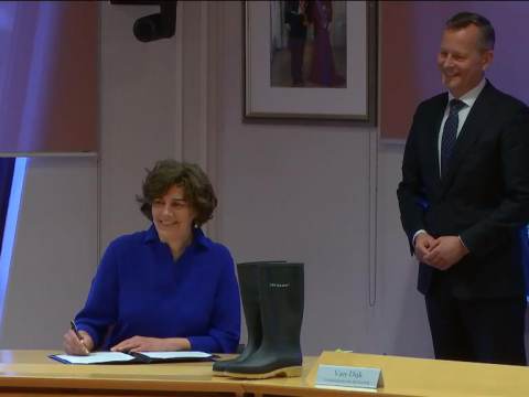 Marian van der Weele geïnstalleerd als burgemeester van Waterland
