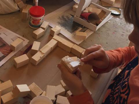 Archeologische Werkgroep Waterland bouwt met kinderen kasteel Swaensborch na