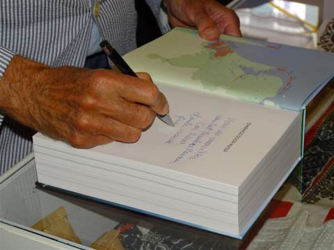 Neeltje van Altena en Jan Schild krijgen boek ‘Omringd door Water’