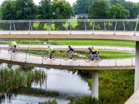 1100 fietsers doen mee aan eerste editie Ronde van de Stelling van Amsterdam