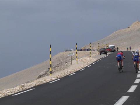 19 fietsers beklimmen Mont Ventoux voor Huis aan het Water