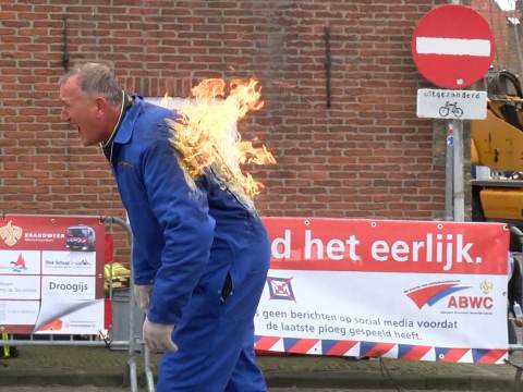 Spectaculare brandweerwedstrijd in oude binnenstad van Monnickendam