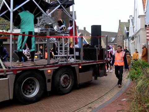 Sinterklaas zonder boot aangekomen in Ilpendam